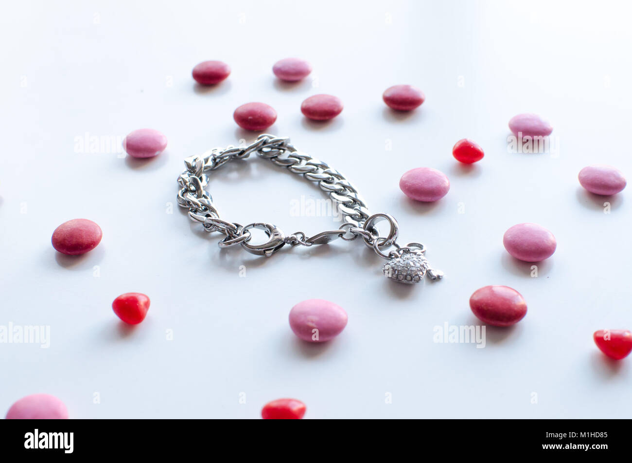 Le parfait cadeau de Saint-Valentin pour elle un brillant bracelet avec coeur et chocolat Banque D'Images