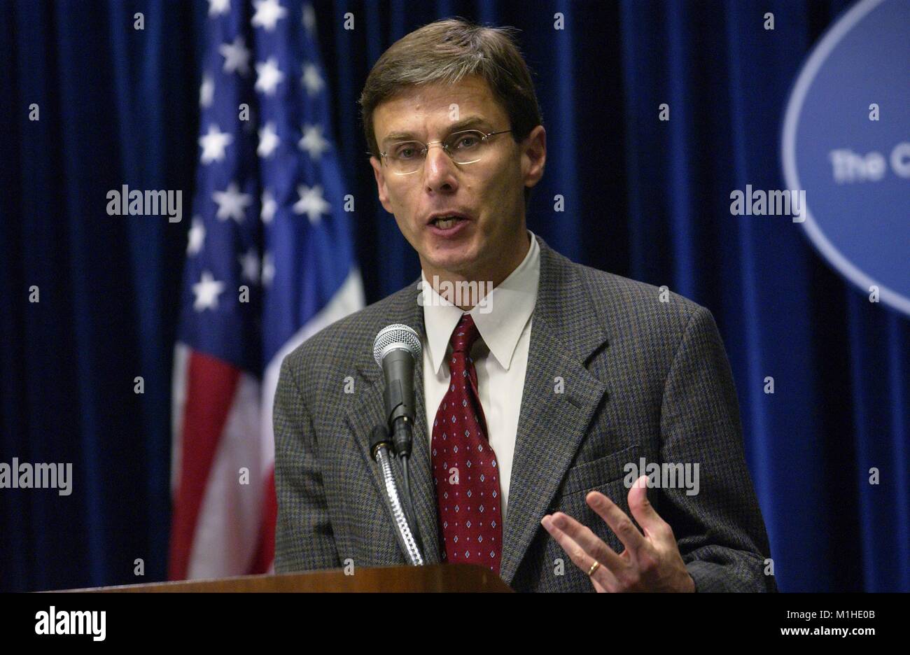 Photographie du gros Dr David Fleming sur la presse d'information mis à jour le nombre de cas signalés de virus de la variole du singe et les mesures prises par la CDC et ministères de la santé de l'état pour empêcher sa propagation, le 11 juin 2003. Image courtoisie CDC. () Banque D'Images