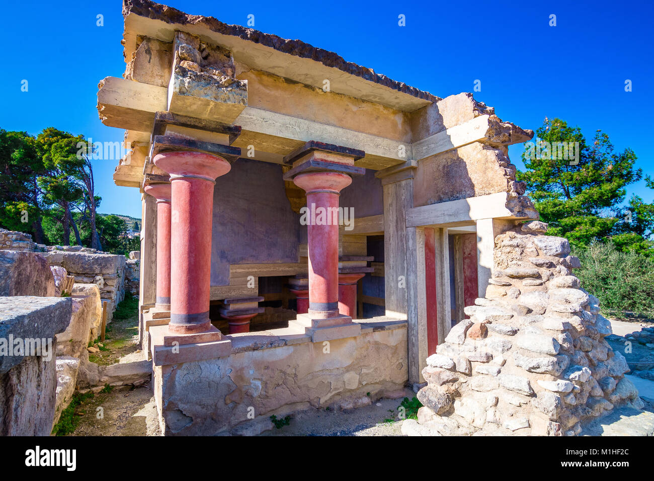 Vieux murs de Cnossos près de Héraklion. Les ruines des palais minoens est le plus grand site archéologique de tous les palais en Crète, Grèce. Banque D'Images