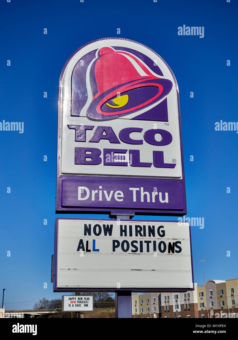 Grand restaurant Taco Bell signe avec logo et message board, embauche maintenant tous les postes, pour le drive thru lanes à Montgomery, Alabama, United States. Banque D'Images