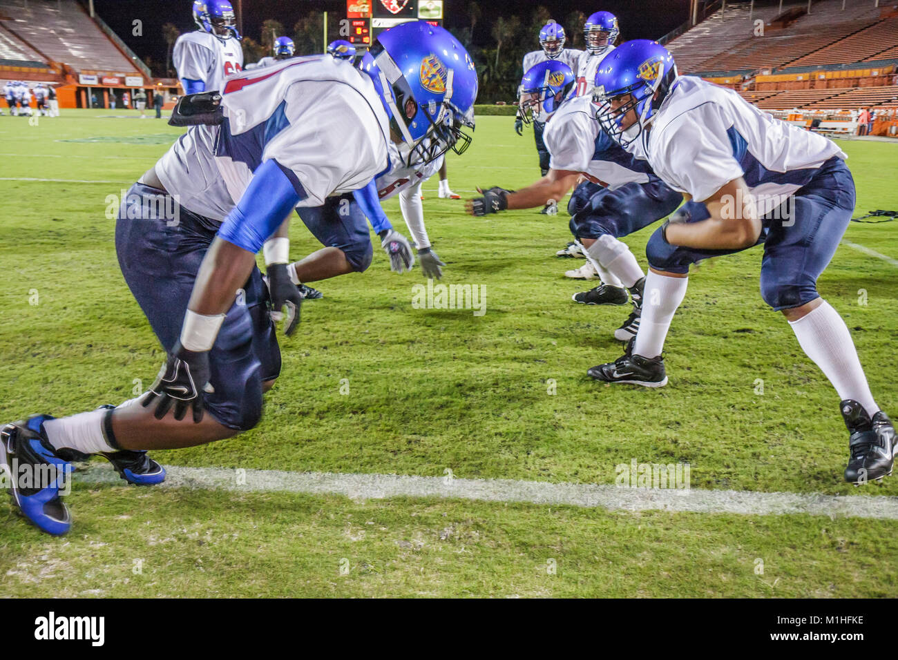 Miami Florida,Orange Bowl,All American offense Defense Bowl,High School football joueurs,pré-match Warm up,Black Blacks Africains ethnie minorit Banque D'Images