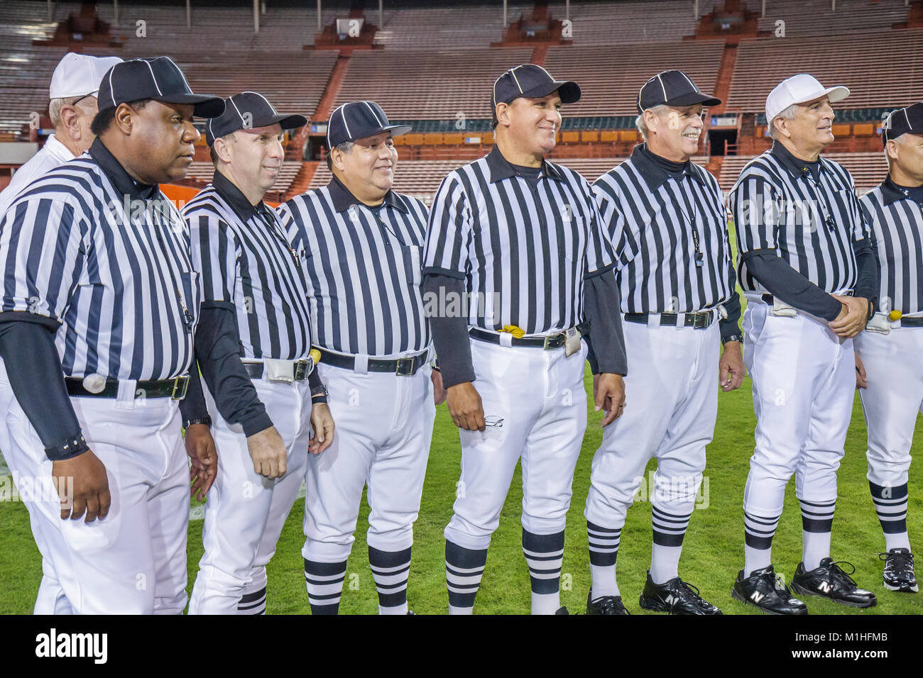 Miami Florida,Orange Bowl,All American offense Defense Bowl,arbitres de football de lycée,officiels,uniformes rayés,Black Blacks Africains eth Banque D'Images