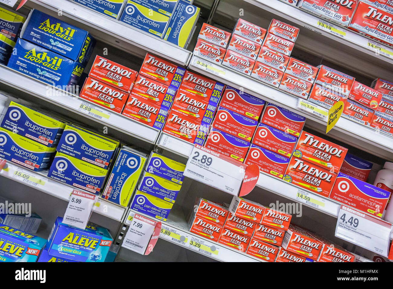 Miami Florida,magasin Target Big-Box,Tylenol,maux de tête,douleur,pilules,en vente libre,MVL,Ibuprofen,produits de vente au détail,vente de vitrine,marchandise Banque D'Images