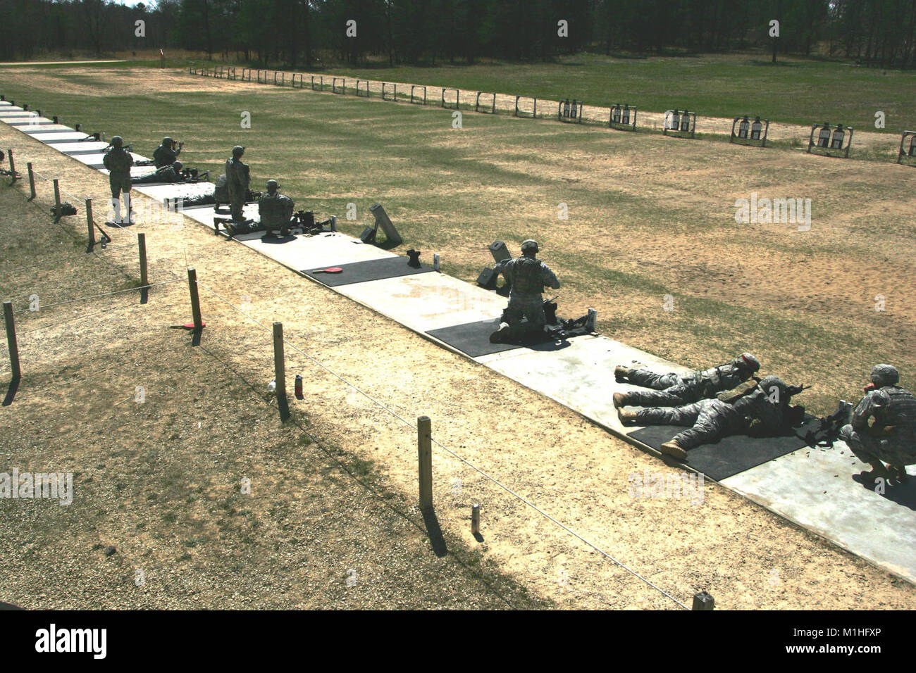 Avec l'infanterie soldats 32e Brigade Combat Team de la Garde nationale du Wisconsin M4 complète la préparation d'armes le 28 avril 2015 à 30 gamme de Fort McCoy, Wisconsin (Etats-Unis) Environ 50 soldats de la brigade étaient participant à la formation, qui fait partie de la brigade de Maître Canonnier du Programme de perfectionnement en leadership. (U.S. Army Banque D'Images