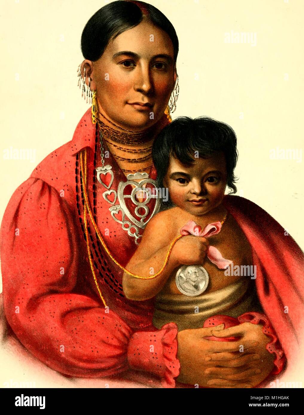 Jusqu'à la taille, la couleur de l'illustration d'une femme nommée Mohongo  Nation Osage, portant une robe rouge, boucles d'oreilles, plusieurs colliers  et tenant un petit enfant qui attache sa médaille d'argent dans