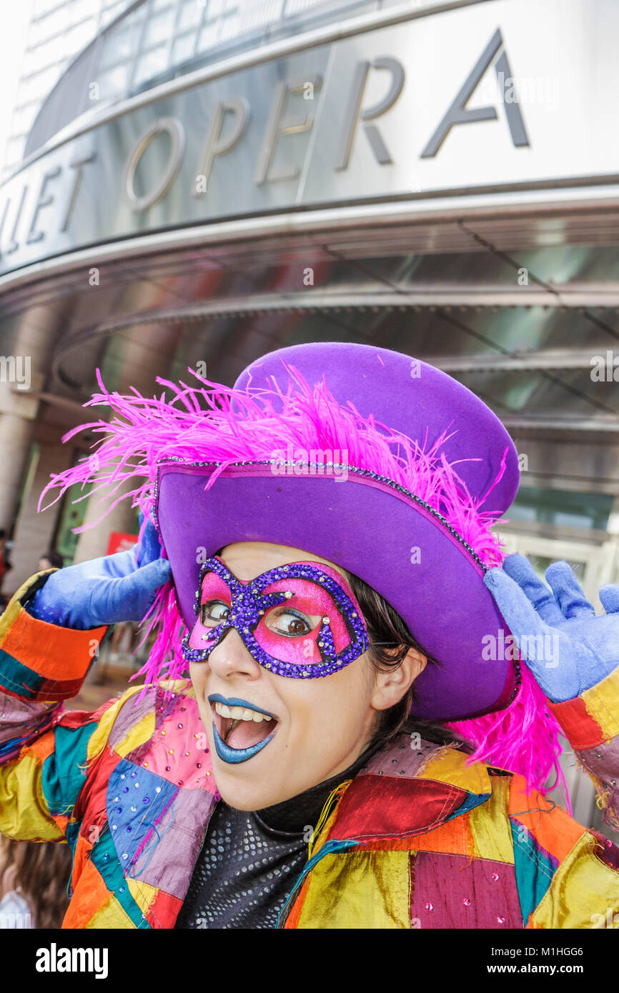 Miami Florida,Carnaval Centre pour les arts de la scène,Festival de musique multiculturelle gratuit,foire des festivals,Ziff Opera House,maisons,femme,interprète de rue Banque D'Images