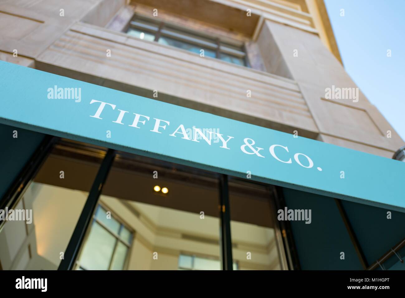 Close-up de signe distinctif sur l'auvent bleu Tiffany And Co boutique de bijoux de luxe au centre-ville de Walnut Creek, Californie, le 17 novembre 2017. () Banque D'Images