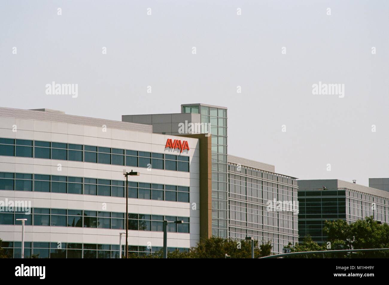 Vue de côté façade avec logo pour société de technologie de communications Avaya dans la Silicon Valley, Santa Clara, Californie, 17 août 2017. () Banque D'Images