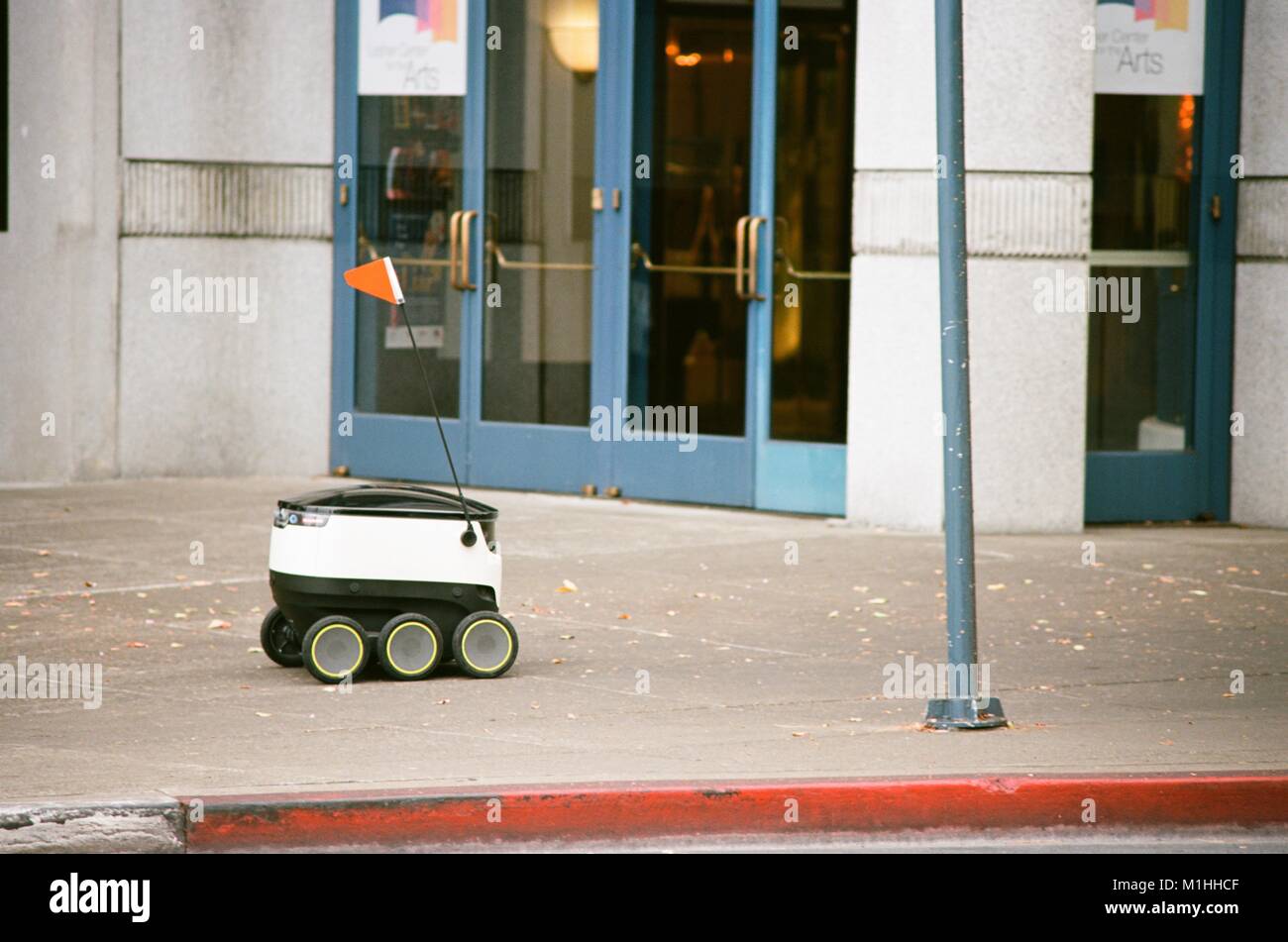 L'auto-conduite robot livraison de technologies Starship démarrage passé les lecteurs Lesher Center dans le centre-ville de Walnut Creek, Californie, comme il fait une livraison automatique pour une entreprise locale, le 24 août 2017. () Banque D'Images