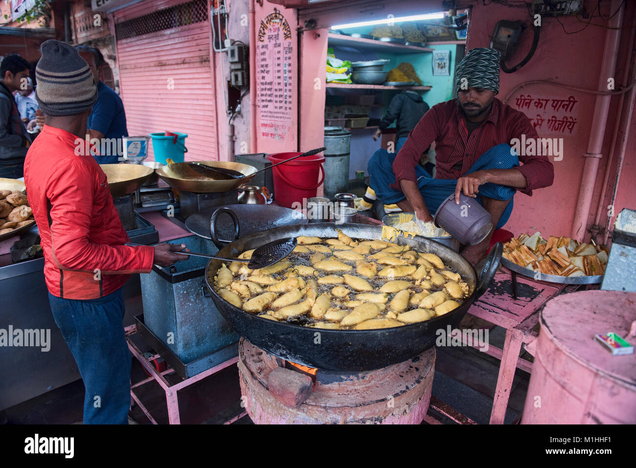 Fortune Park panchwati vada cuisiniers préparer des collations, des piments farcis Jaipur, Inde Banque D'Images