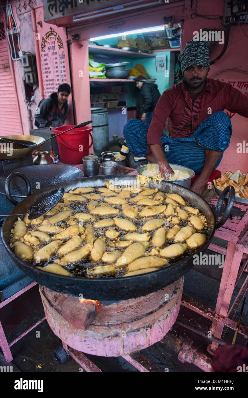 Fortune Park panchwati vada cuisiniers préparer des collations, des piments farcis Jaipur, Inde Banque D'Images