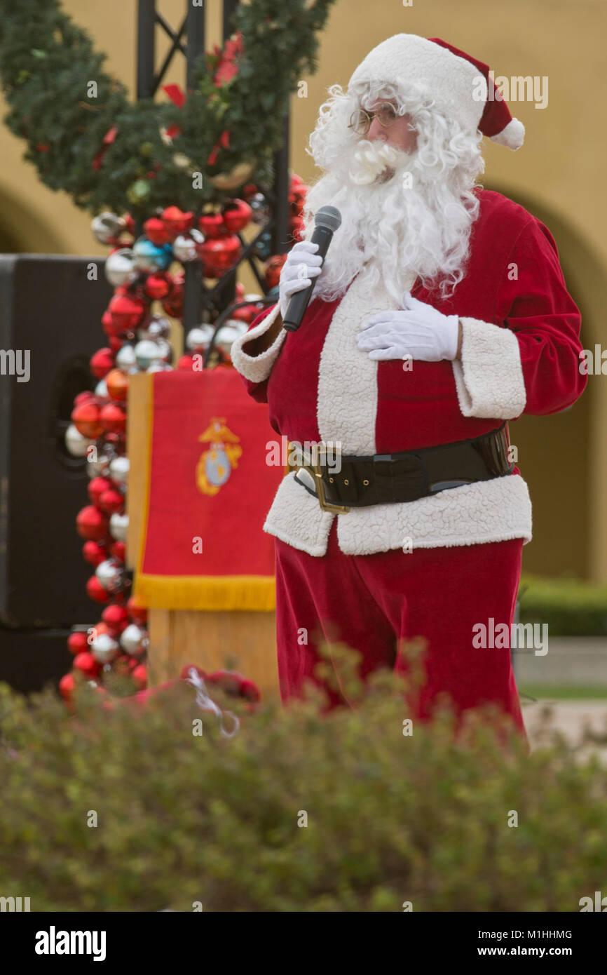 Lance le Cpl. Tyler D. Salyer, musicien avec bande Marine San Diego, entreprise de services, Administration centrale et Service Battalion, adresse à l'auditoire au Marine Corps Recruter Depot San Diego, 9 décembre. Bande Marine San Diego a accueilli le concert d'hiver annuel pour célébrer la saison des vacances. Banque D'Images