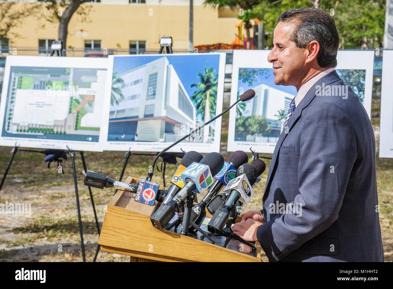 Miami Florida,College of police,cérémonie révolutionnaire,application de la loi,éducation,criminologie,rendu architectural,hispanique homme hommes homme,Maire Ma Banque D'Images