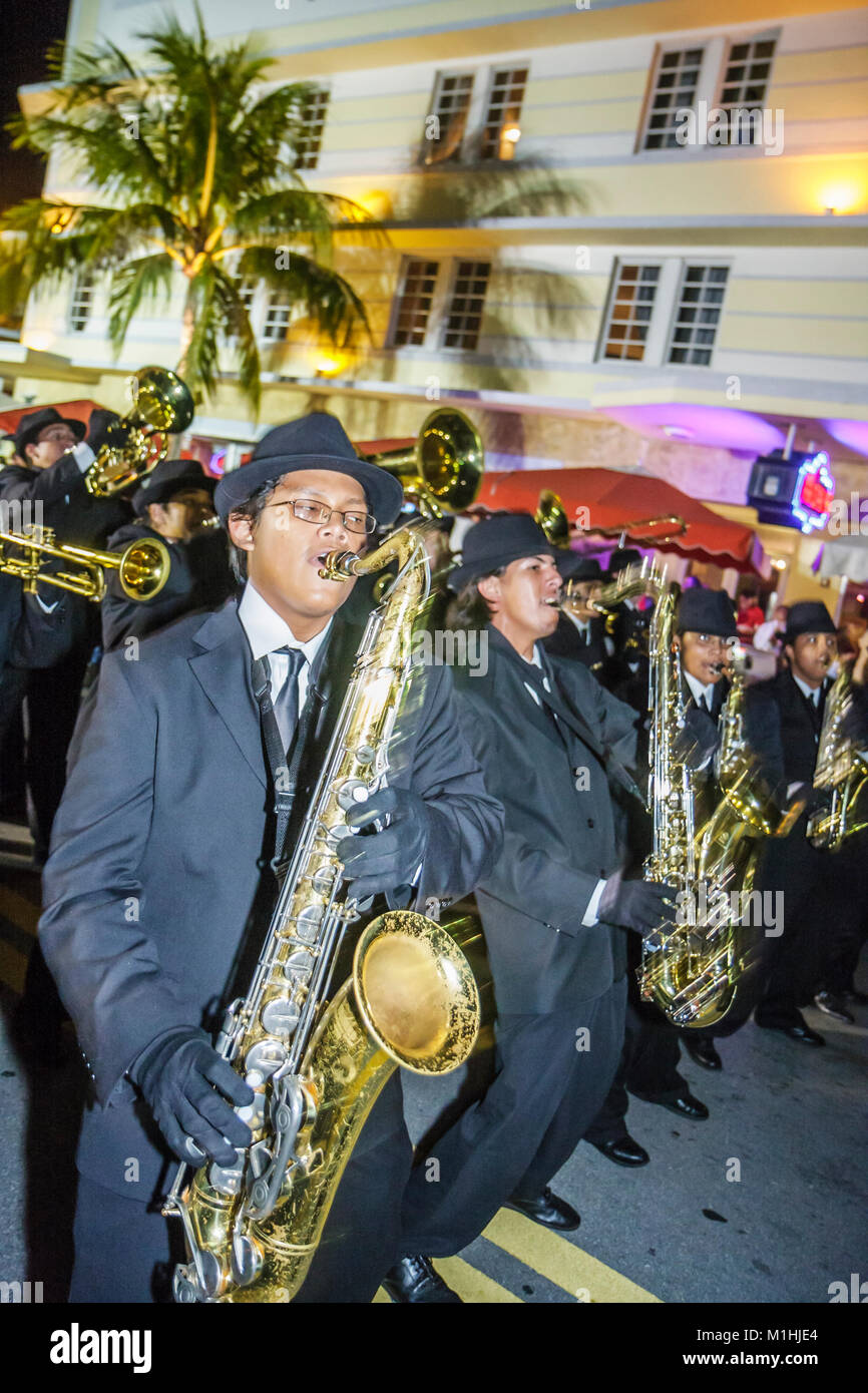 Miami Beach Florida,Ocean Drive,week-end art déco,participants à la parade,groupe de marcheurs d'école secondaire,saxophone,étudiants hispaniques FL080118043 Banque D'Images