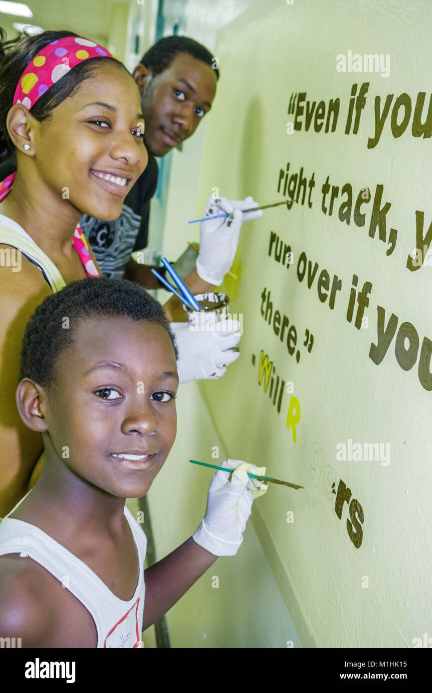 Miami Florida,Allapattah Middle School,campus,mains sur HANDSON Miami,bénévoles bénévoles bénévoles travailleurs du travail,travailler ensemble pour le servir Banque D'Images