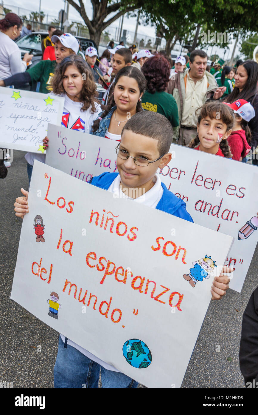 Floride,Hialeah,Jose Marti Parade,hommage au poète cubain,participant,hispanique latin Latino ethno immigrants minorités ethniques, garçons lad lads masculin ki Banque D'Images