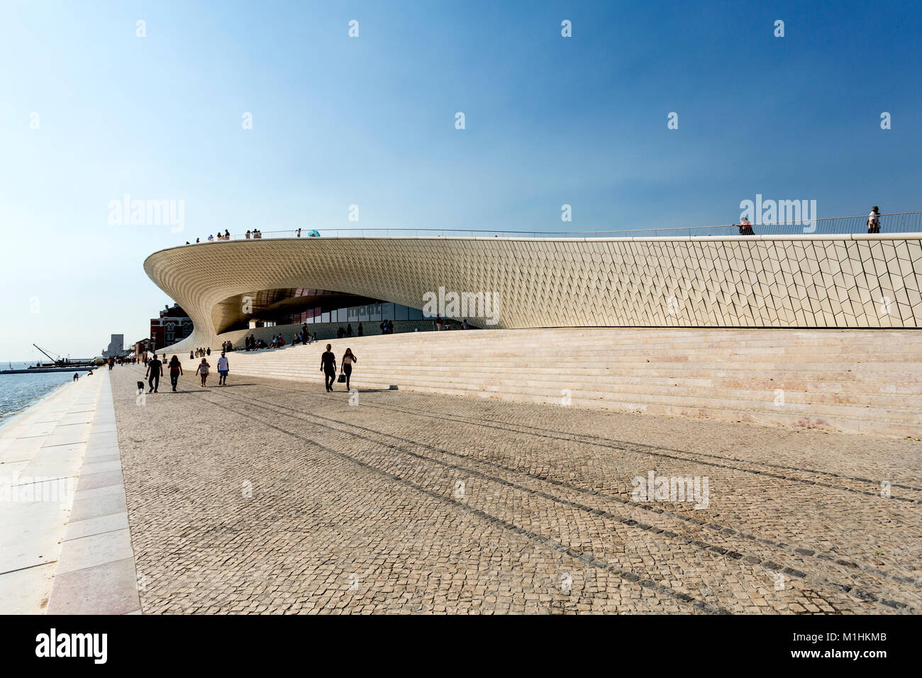 Les personnes bénéficiant de la promenade le long du fleuve en face de la MAAT (Musée d'Art, Architecture et Technologie) à Lisbonne, Portugal Banque D'Images