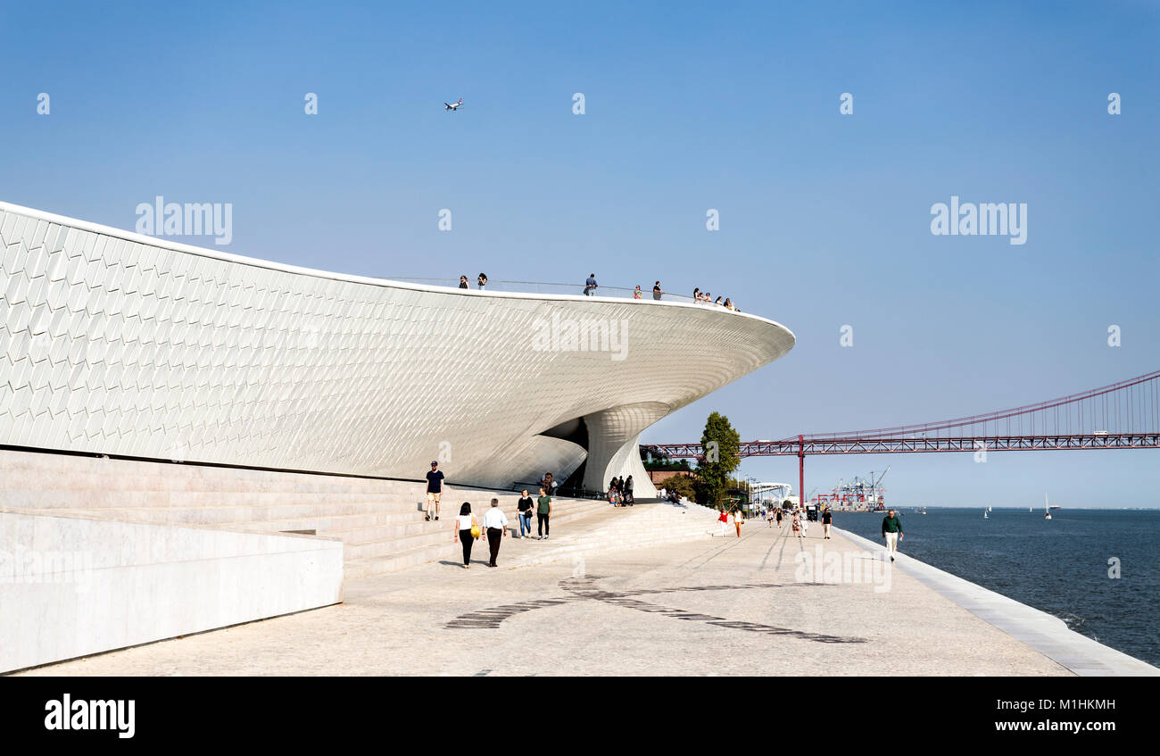 Les personnes bénéficiant de la promenade le long du fleuve en face de la forme de raie manta MAAT (Musée d'Art, Architecture et Technologie) à Lisbonne, Portugal Banque D'Images