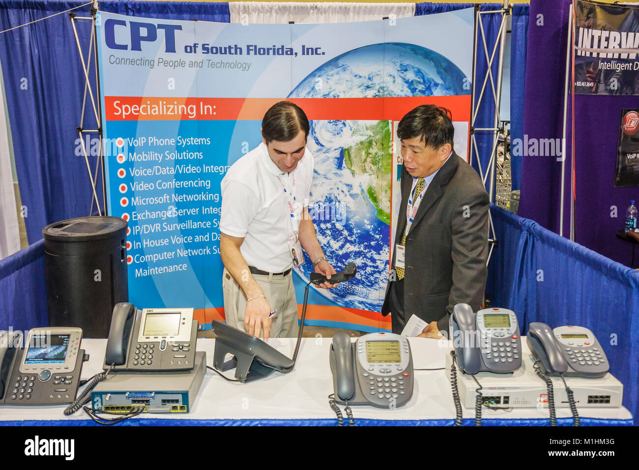 Miami Beach Florida,Convention Center,centre,Internet Telephony Conference and Expo,téléphone,technologie,stands,acheteur,vendeur,hommes,adultes homme hommes Banque D'Images