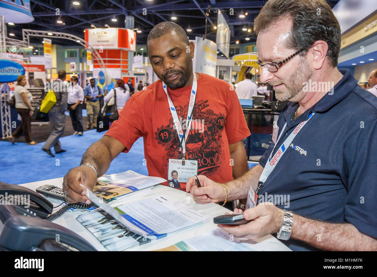 Miami Beach Florida,Convention Center,centre,Internet Telephony Conference and Expo,téléphone,technologie,stands,acheteur,vendeur,Black Blacks Afri Banque D'Images