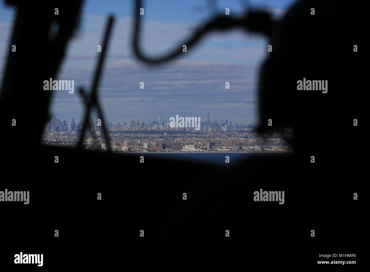 La ville de New York peut être vu sur l'épaule du lieutenant-colonel de l'ARMÉE AMÉRICAINE Michael LaPoint, un UH-60L Black Hawk pilote, lors d'un vol d'entraînement, le 24 janvier 2018. LaPoint est affecté à l'hélicoptère d'assaut 1er Bataillon, 150e Régiment d'Aviation , New Jersey Garde Nationale. Le vol d'entraînement, les mènera jusqu'à la côte du New Jersey l'Hudson, pour la familiarisation avec le domaine des règles de vol spécial. (U.S. Air National Guard Banque D'Images