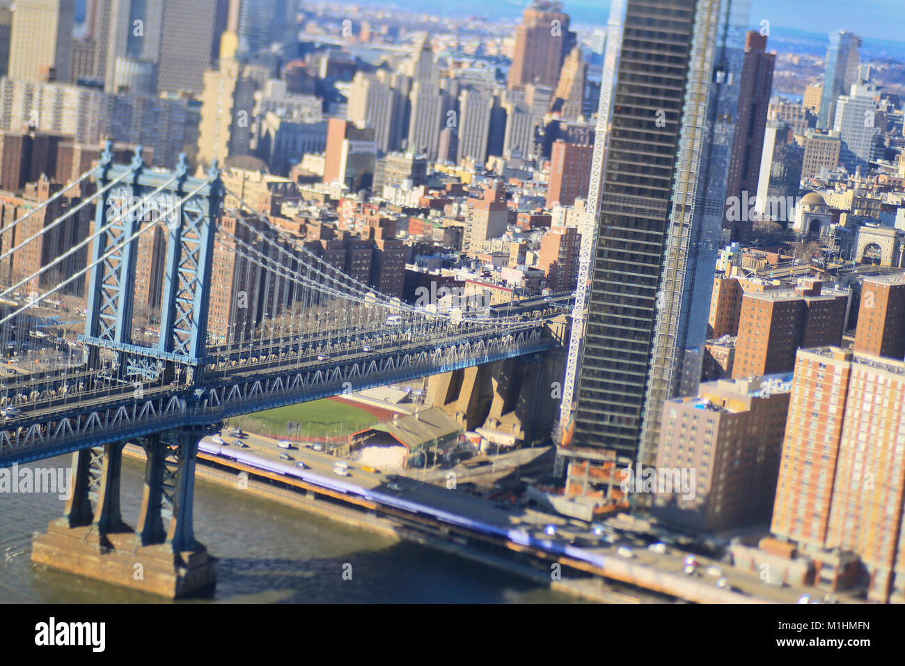 Une vue aérienne du pont de Manhattan et le Lower Manhattan, New York), comme vu à partir d'une Garde nationale du New Jersey UH-60L Black Hawk lors d'un vol d'entraînement, le 24 janvier 2018. Les aviateurs de l'armée du 1er Bataillon d'hélicoptères d'assaut, 150e Régiment d'aviation sont tenus de se familiariser avec le domaine des règles de vol spécial d'Hudson sur la ville de New York. Ce Banque D'Images