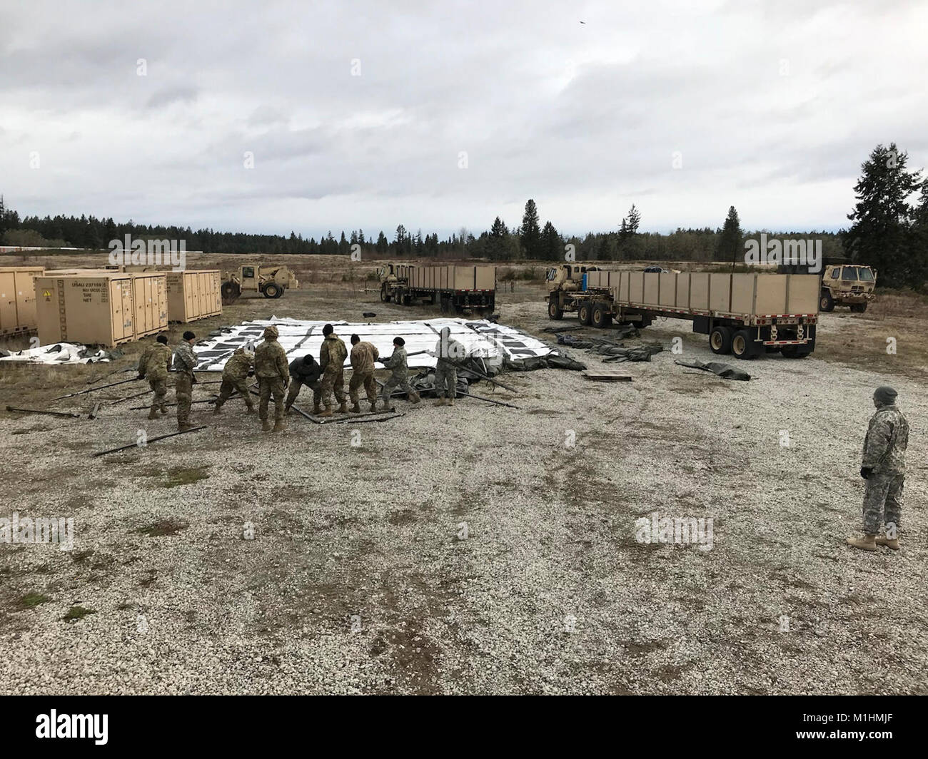 Des soldats de la 24e de l'offre Composite Co., 13e Bataillon de soutien au combat et commencer le démontage des tentes à charger les camions après avoir terminé un exercice sur le terrain d'une semaine 26 Janvier au Joint Base Lewis-McChord, dans l'État de Washington. La 24e le SCC a déménagé son appui tout entier de l'activité d'approvisionnement pour la première fois dans l'histoire de l'unité d'un champ où ils ont poursuivi les opérations quotidiennes d'assister les clients tout au long de JBLM. ( Banque D'Images