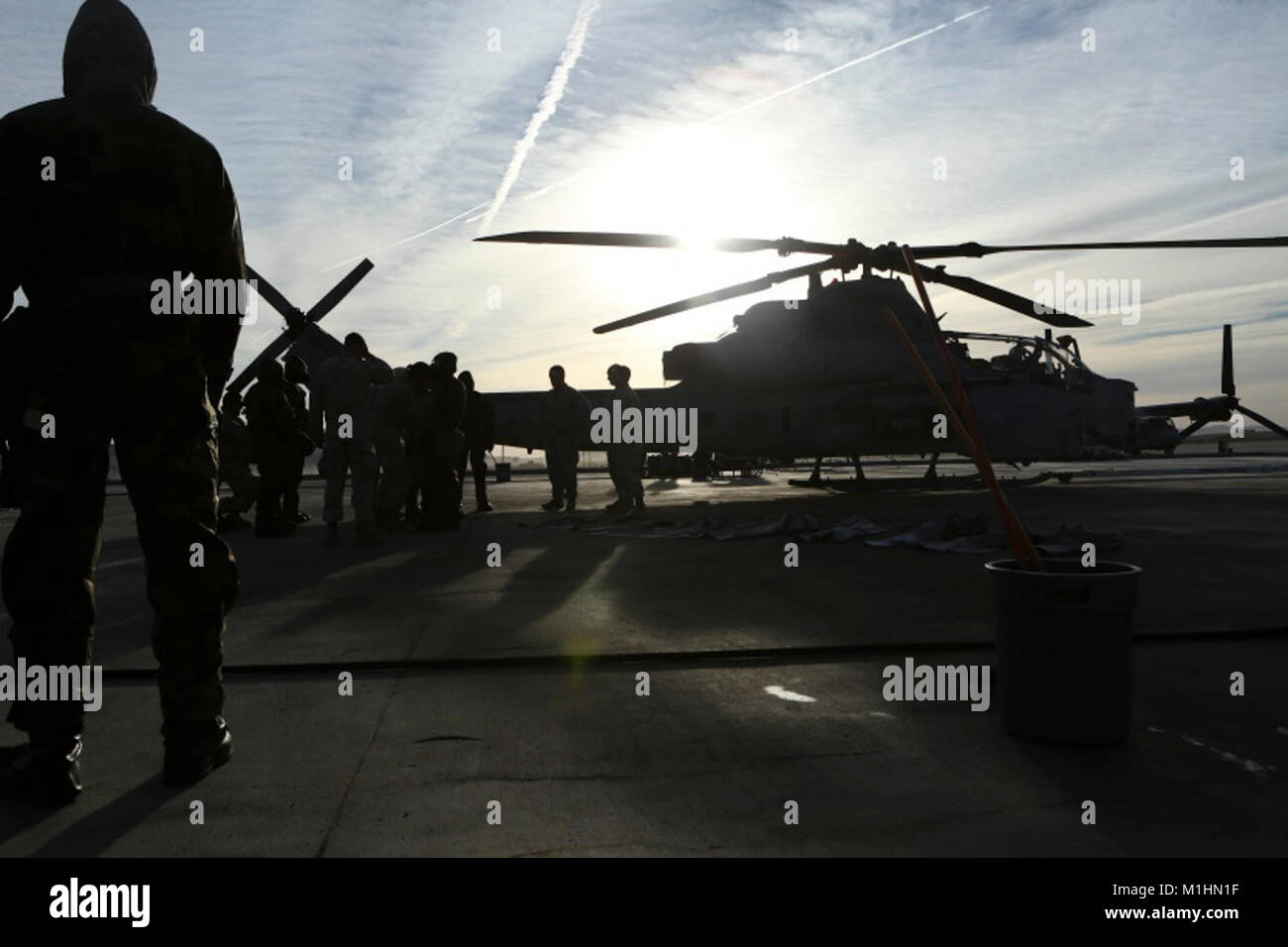 Marines avec l'hélicoptère d'attaque léger Marine HMLA) 267 (escadron et Marine Aircraft Group (MAG) 39 Industrie chimique, biologique, radiologique et nucléaire (CBRN) se préparer à la formation à la décontamination d'avions détaillée Marine Corps Air Ground Combat Center, Twentynine Palms, Californie, le 25 janvier. HMLA-267 Marines tirées des cinq, cinq étapes et va maintenant servir d'experts en la matière dans les avions pour la décontamination de l'unité de leur avion. (U.S. Marine Corps Banque D'Images