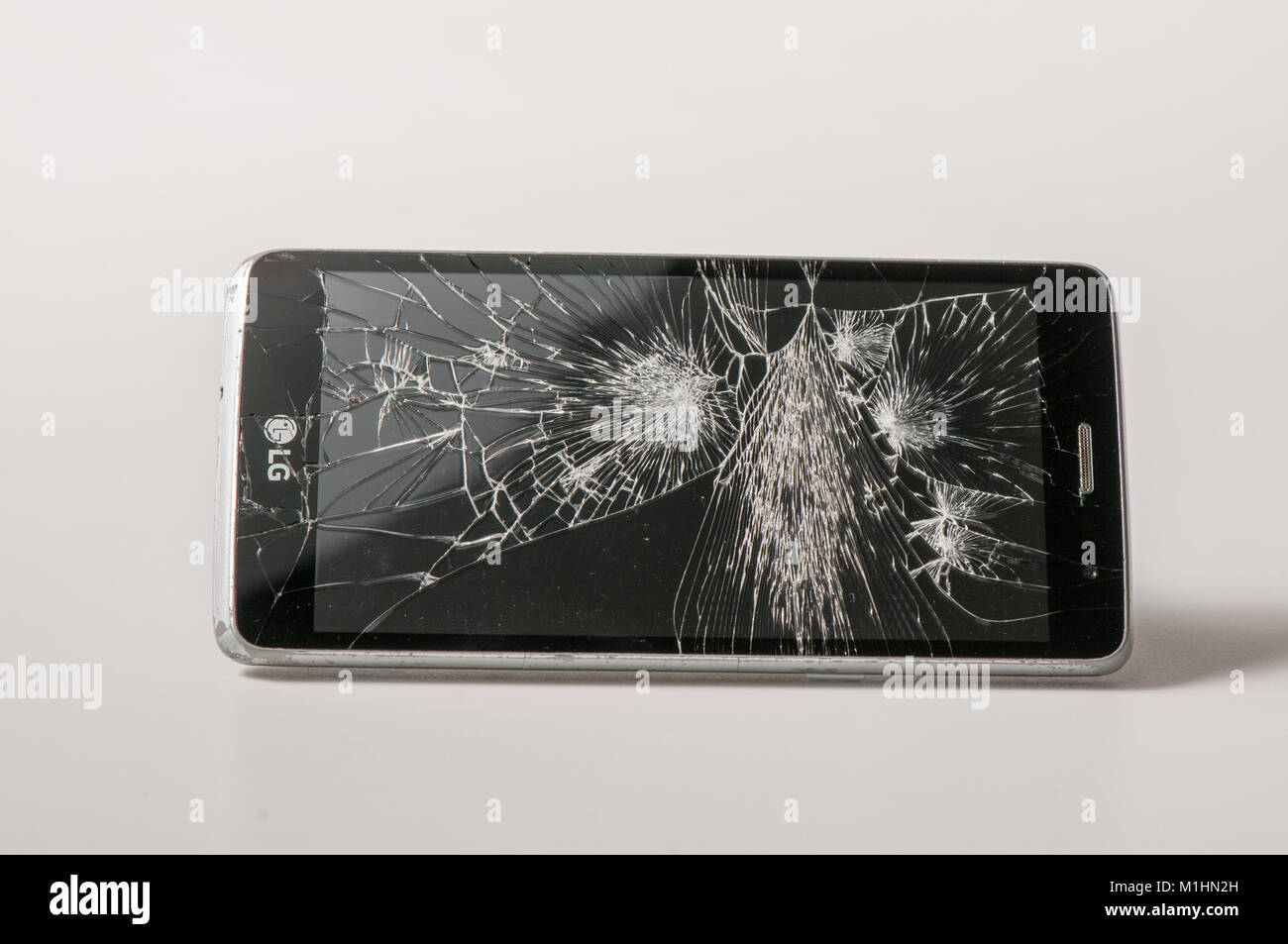 Fissurées, cassées, endommagées smart phone Banque D'Images