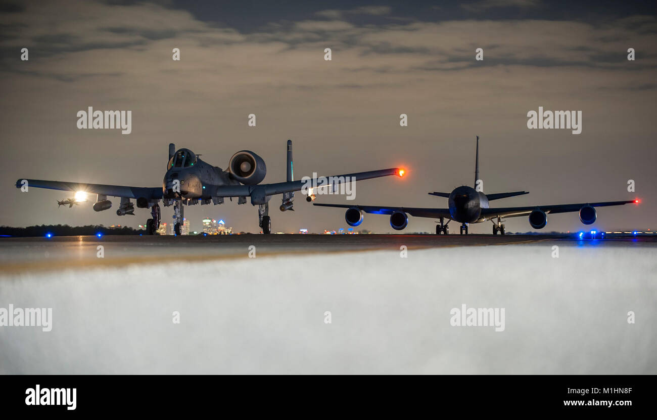 Un A-10C Warthog "Avions" à partir de la 122e Escadre de chasse, Fort Wayne, Ind., gauche, et un KC-135 Stratotanker à partir de la 914e Escadre de ravitaillement en vol, Niagara Falls, NY, droite, taxi vers la piste d'un vol de nuit pendant le fonctionnement de la mission tuteur Blitz, Jan 25, 2018, à la base aérienne MacDill, Floride La 122e et 914e ont été le ravitaillement en vol au cours de l'Opération Éclair de gardien dans le cadre de la gestion intégrée de la formation à d'autres unités militaires dans la région, qui comprend également les actifs et rotatif Terminal mixte (JTACs les contrôleurs aériens). Le Blacksnakes la 122e Escadre de chasse et notre 163e Fighter Banque D'Images