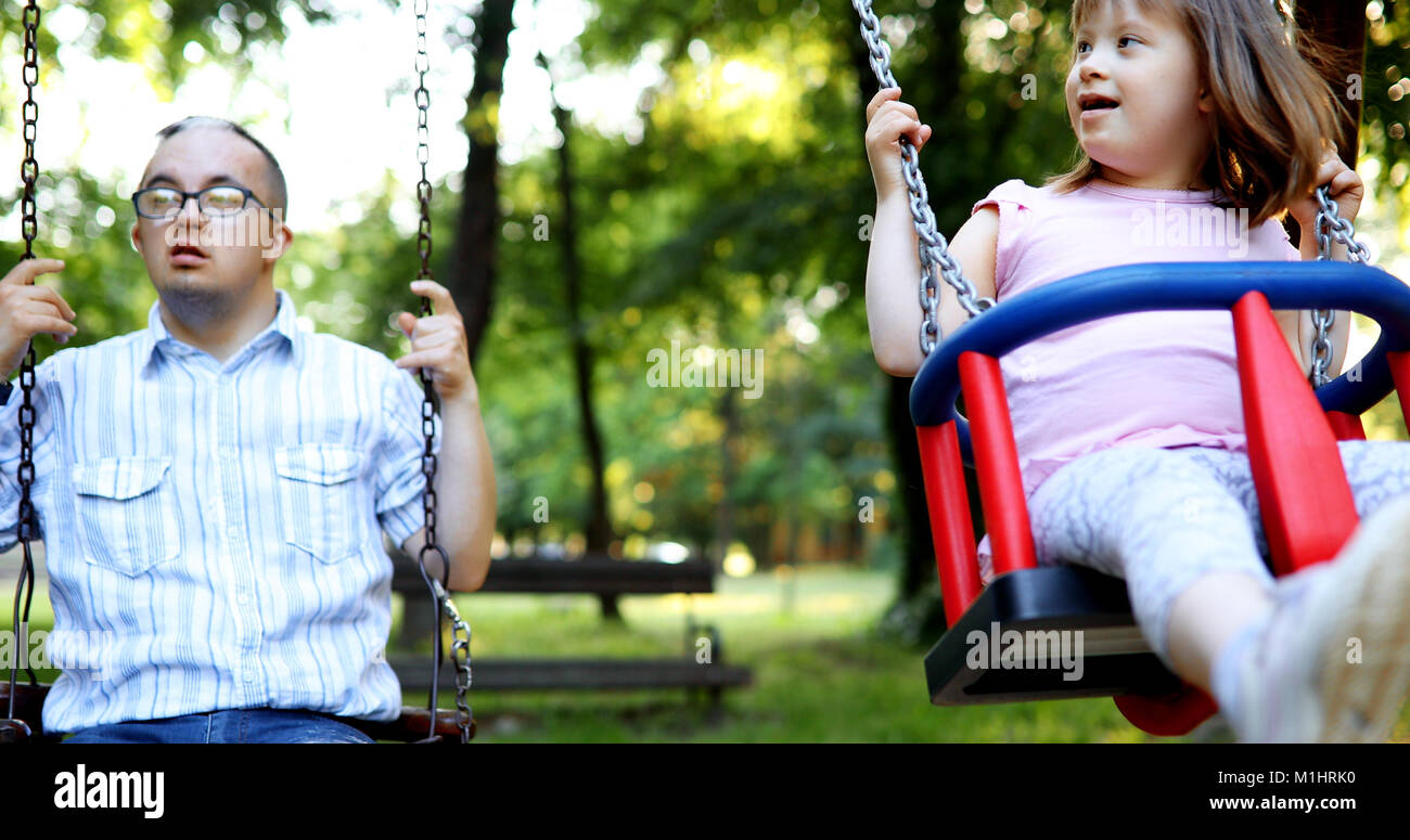 Portrait de l'homme et fille avec le syndrome de swinging Banque D'Images