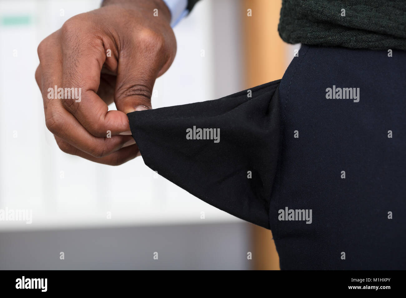 Close-up of a Man Holding Empty Pocket avec sa main Banque D'Images