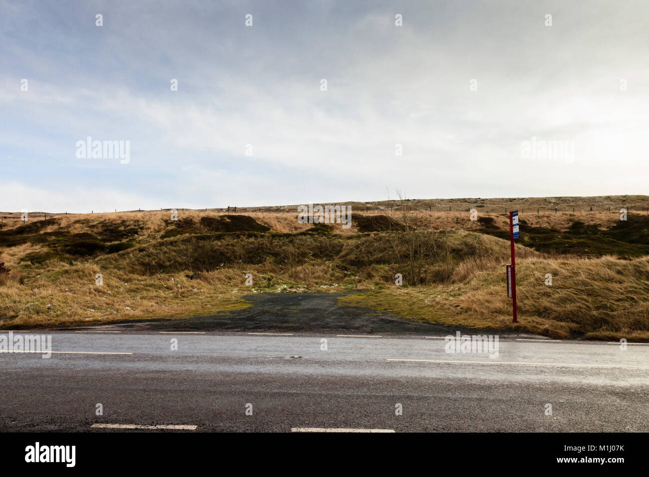 Arrêt de bus isolé sur un morne moorland road sur Kingsbridge Road, West Yorkshire Banque D'Images
