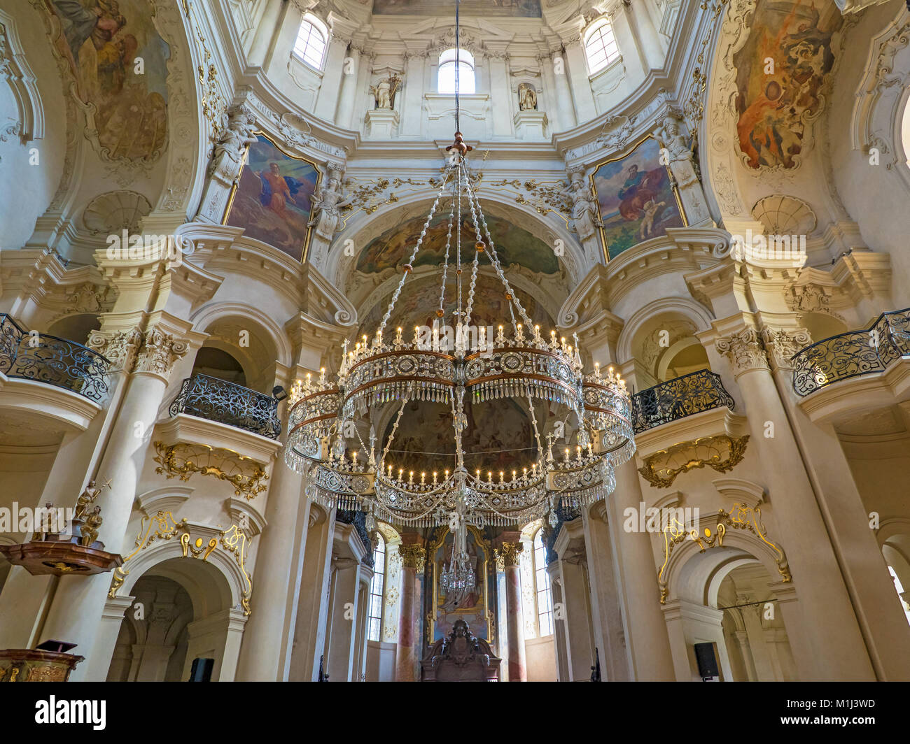PRAGUE, RÉPUBLIQUE TCHÈQUE - 28 juillet 2016 - Des images d'intérieur et de la couronne dans le cristal lustre Baroque Cathédrale St Nicholas Old Town Prague, un po Banque D'Images