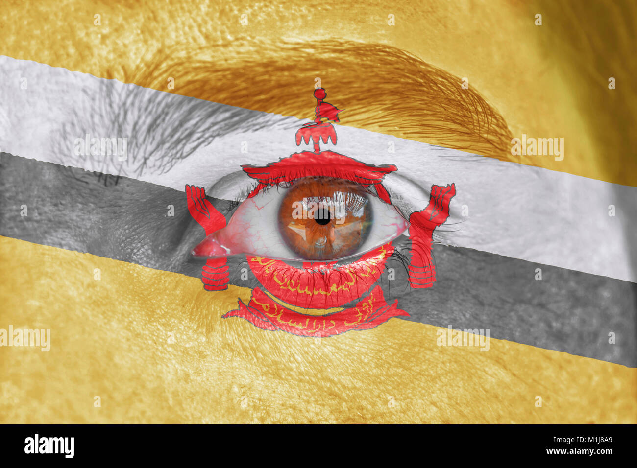 Visage humain et des yeux peints avec pavillon de Brunei Banque D'Images