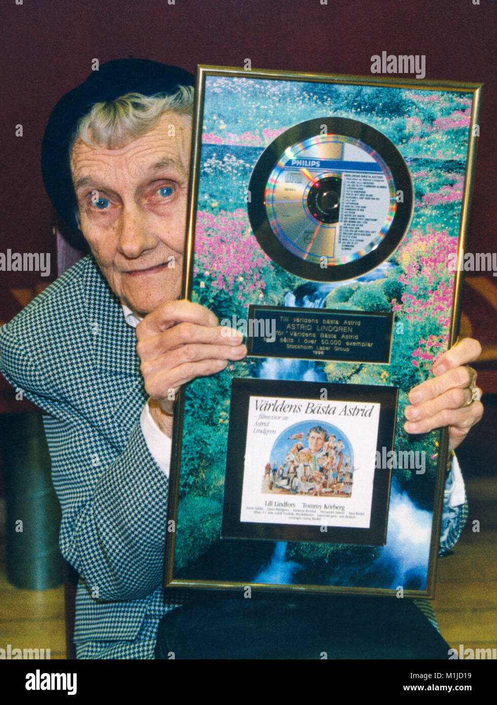 ASTRID LINDGREN auteur suédois avec un disque d'or pour les meilleurs du monde Astrid 1996 Banque D'Images