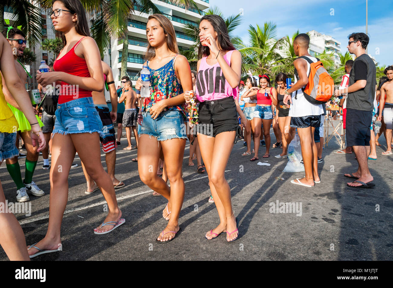 RIO DE JANEIRO - circa 2017, février : les jeunes Brésiliens à célébrer une fête de rue Carnaval à Ipanema. Banque D'Images