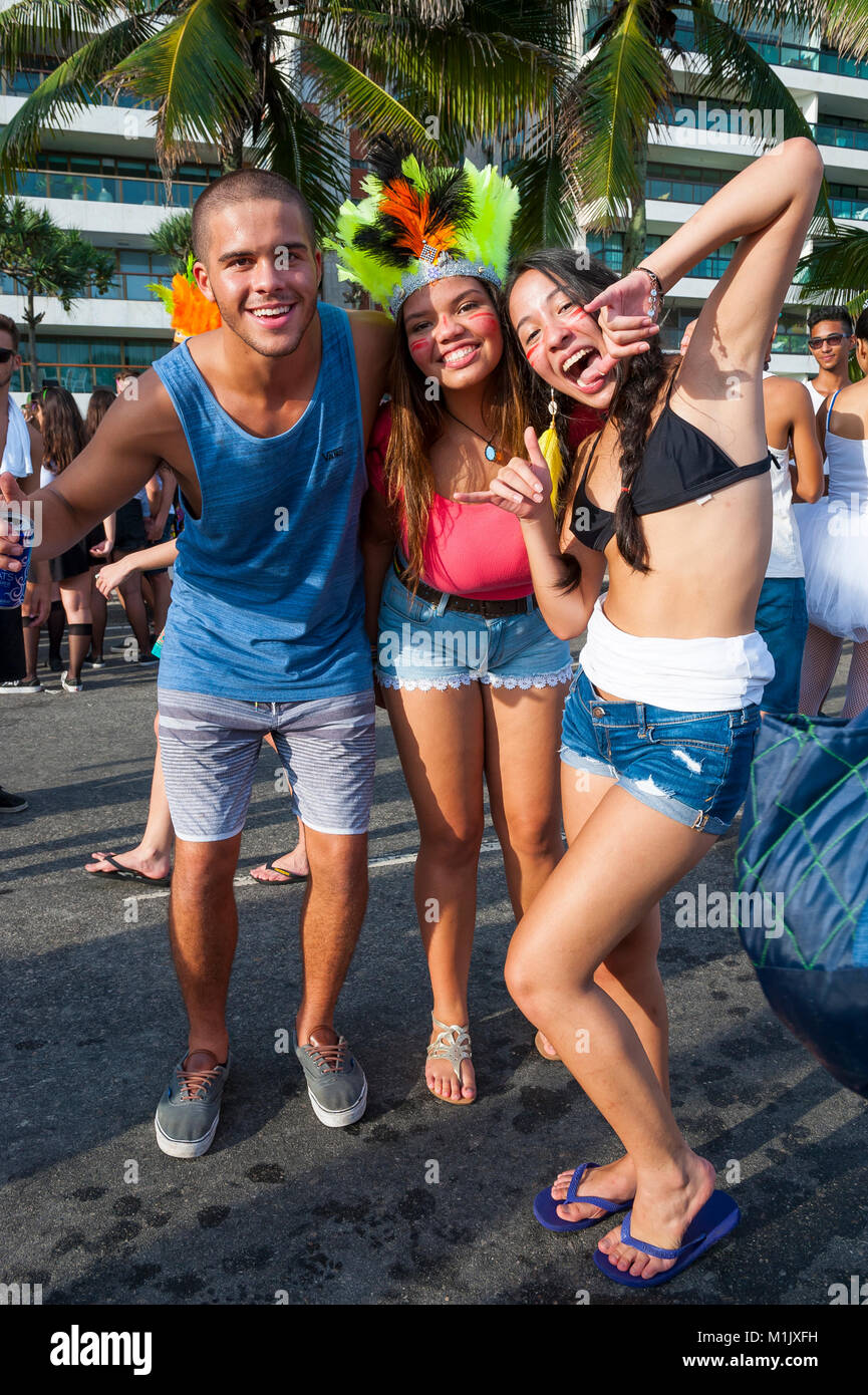 RIO DE JANEIRO - circa 2017, février : les jeunes Brésiliens à célébrer une fête de rue Carnaval à Ipanema. Banque D'Images