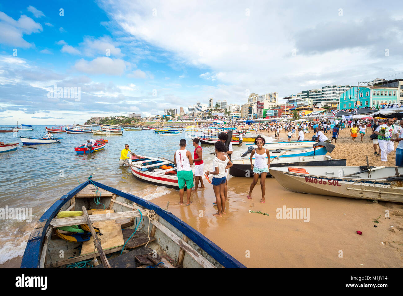 SALVADOR, BRÉSIL - 2 février, 2016 : fournir des bateaux de pêcheurs de célébrants au Festival de Yemanja dans Rio Vermelho de prendre des offrandes à la mer. Banque D'Images