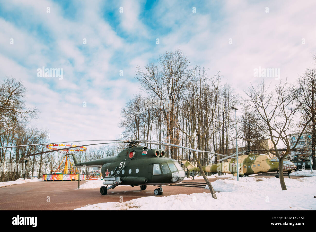 Minsk, Belarus. L'hélicoptère de transport polyvalent Mi-8 sur l'allée couverte de gloire militaire dans la région de Victory Park en hiver 24. Banque D'Images