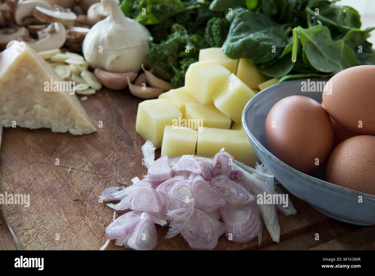 Tranches d'échalotes fraîches avec des oeufs, des pommes de terre et parmesan frais. Banque D'Images