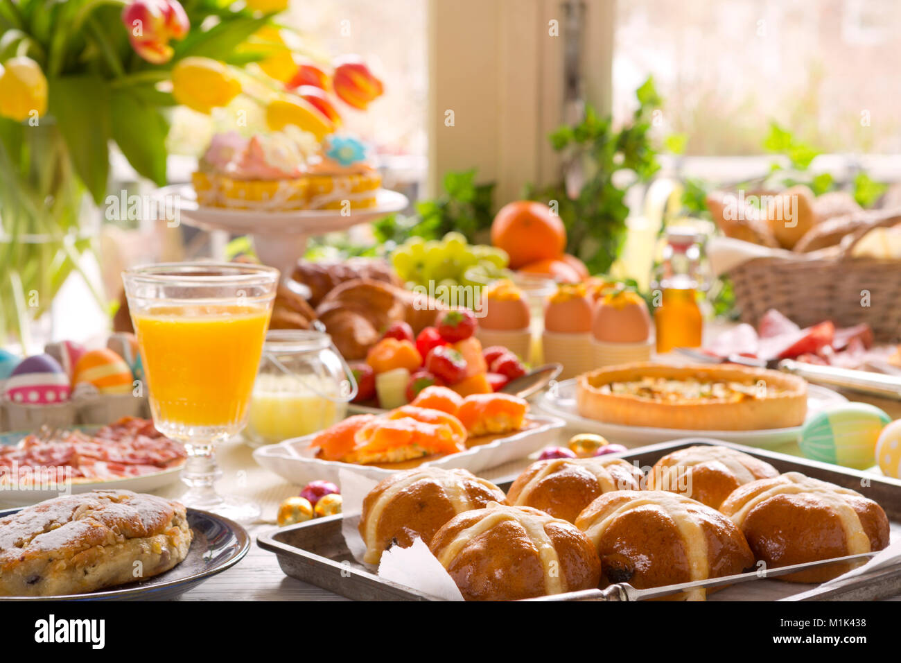 Petit-déjeuner ou un brunch le tableau rempli de toutes sortes de charcuterie prêt pour un délicieux repas de Pâques. Banque D'Images