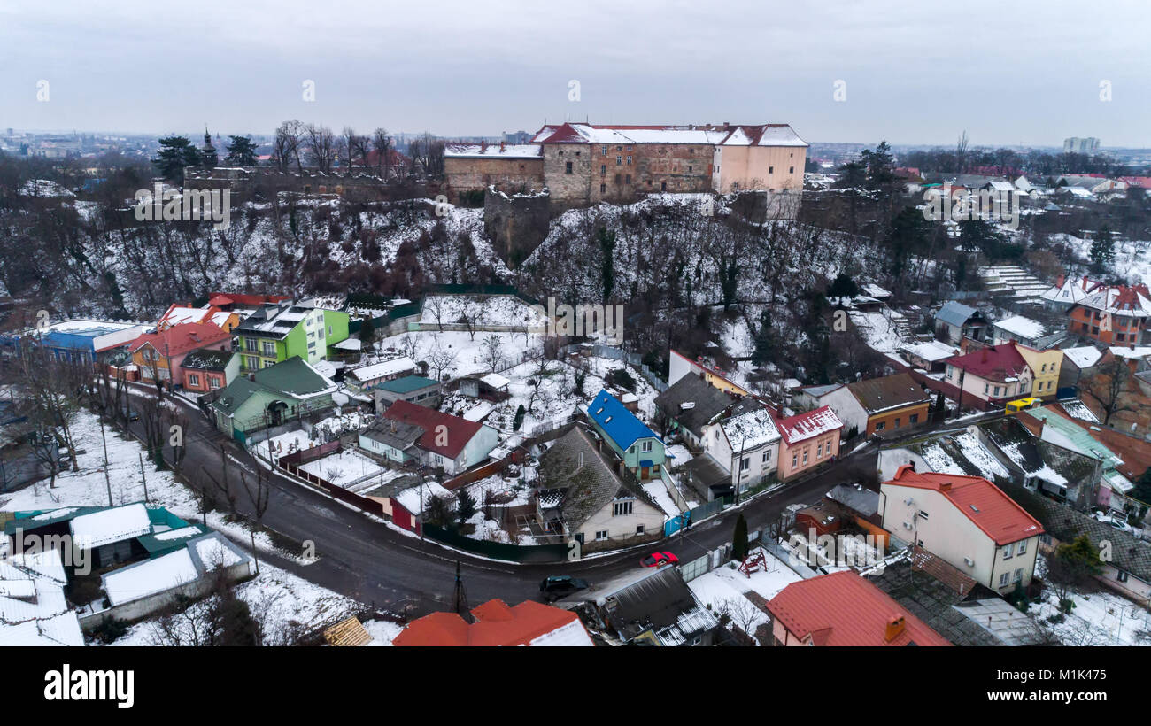 Magnifique vue aérienne sinistrement sur Uzhhorod Castle en hiver. Banque D'Images