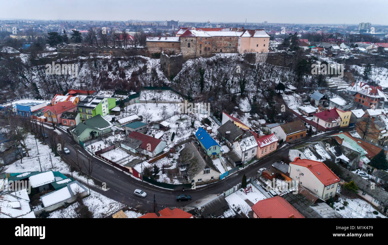 Magnifique vue aérienne sinistrement sur Uzhhorod Castle en hiver. Banque D'Images