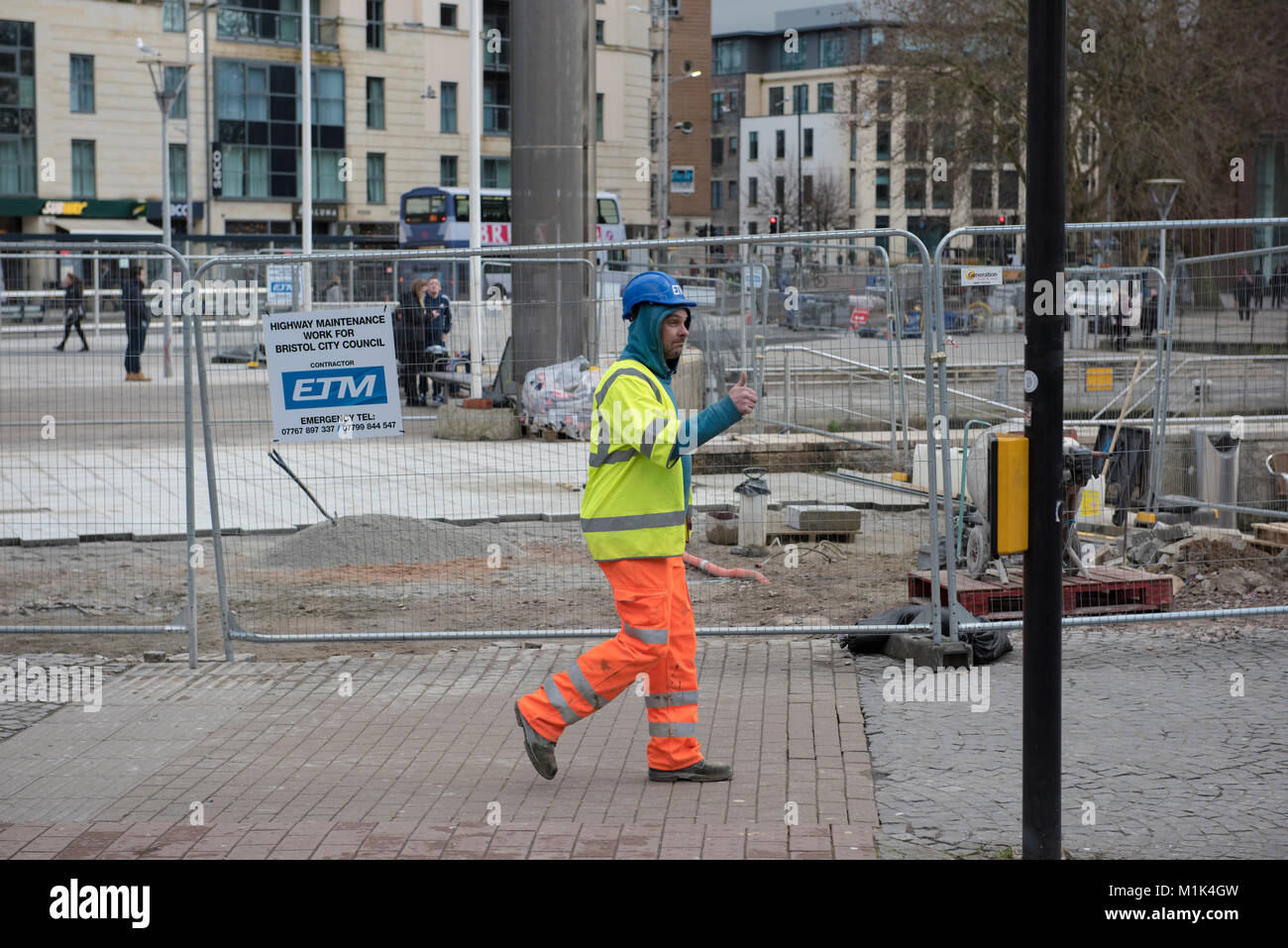 Un constructeur en face d'une ville taille de l'édifice dans le centre de Bristol Banque D'Images
