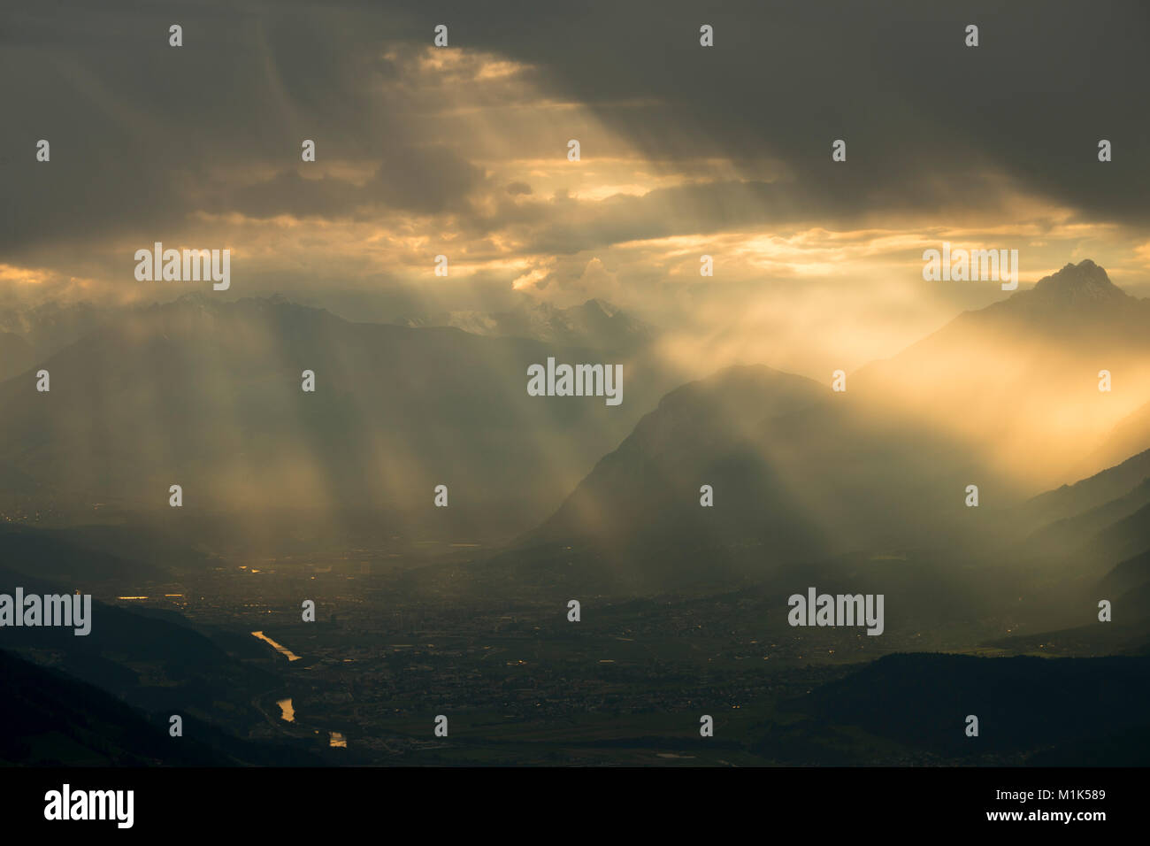 Vallée de l'Inn inférieur au crépuscule, Schwaz, Tyrol, Autriche Banque D'Images