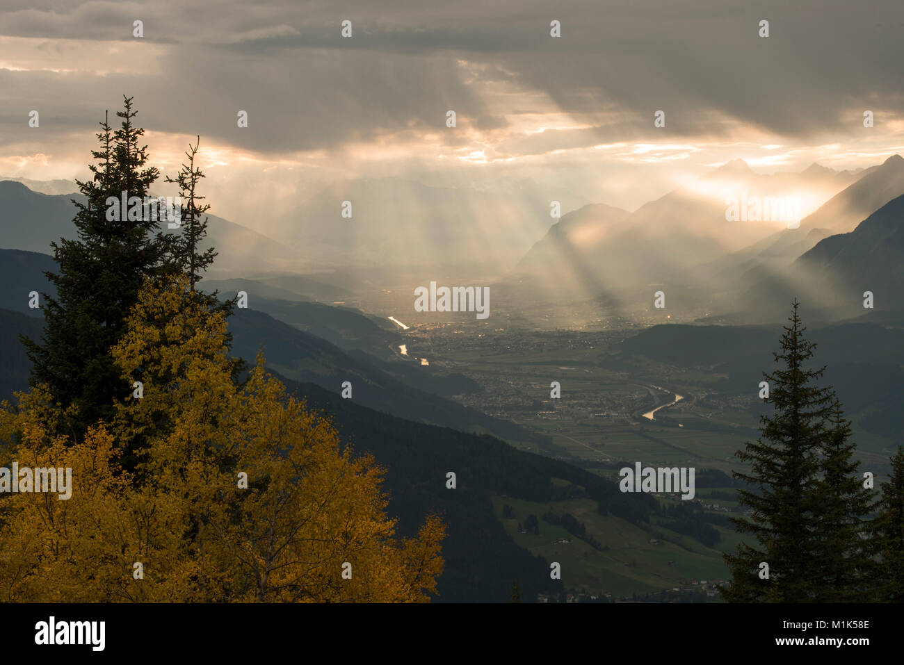 Vallée de l'Inn inférieur au crépuscule, Schwaz, Tyrol, Autriche Banque D'Images