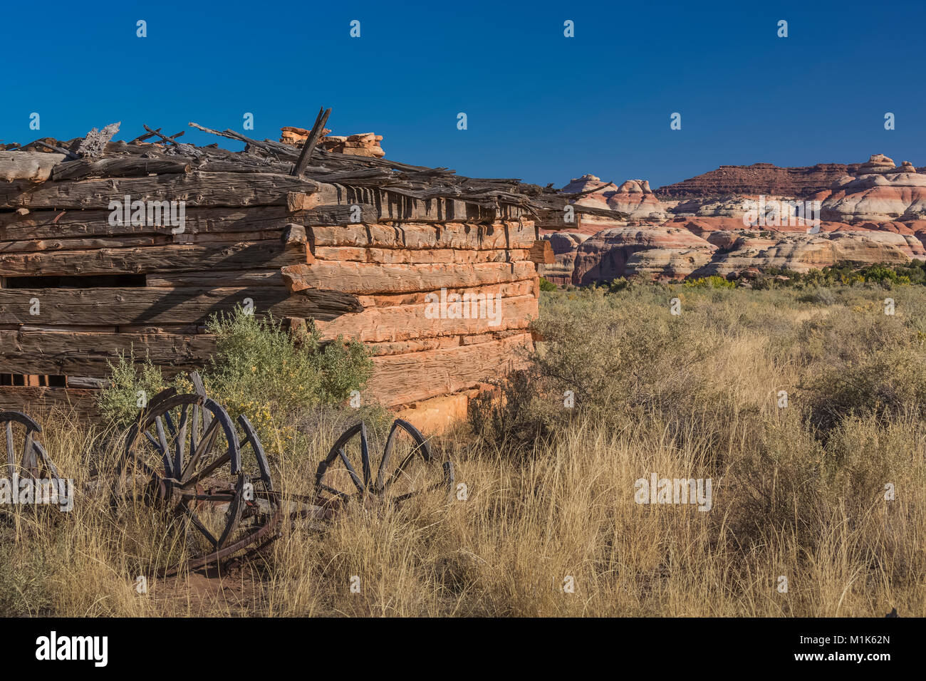 Kirk's Cabin, construit comme un refuge de saison par un éleveur, adzed avec registres et un wagon stationné à l'extérieur, à Salt Creek Canyon dans les aiguilles District de Ca Banque D'Images