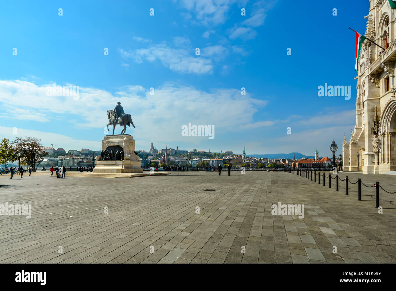 La statue équestre en bronze du Comte Gyula Andrássy dans Kossuth ter devant le parlement à Budapest, Hongrie sur une journée ensoleillée Banque D'Images