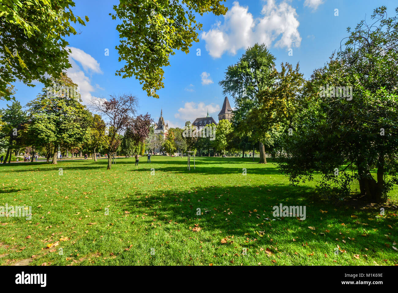 Un après-midi ensoleillé sur la pelouse et jardin à l'extérieur de Vajdahunyad Castle et le parc de la ville de Budapest en Hongrie. Banque D'Images